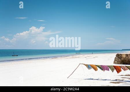 Pareos in pericolo sulla spiaggia di galu in Kenya. Splendida vista sull'oceano. Foto Stock