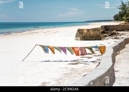 Pareos in pericolo sulla spiaggia di galu in Kenya. Splendida vista sull'oceano. Foto Stock