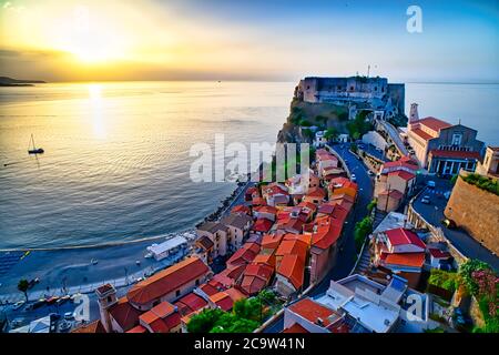 Una vista dall'alto di Scilla, un villaggio di pescatori nel sud. Foto Stock