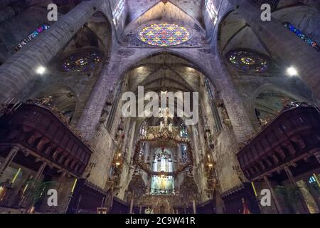 Interno della famosa Cattedrale di Palma di Maiorca, Spagna. Bella vecchia chiesa gotica. Foto Stock