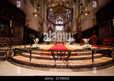 Interno della famosa Cattedrale di Palma di Maiorca, Spagna. Bella vecchia chiesa gotica. Foto Stock