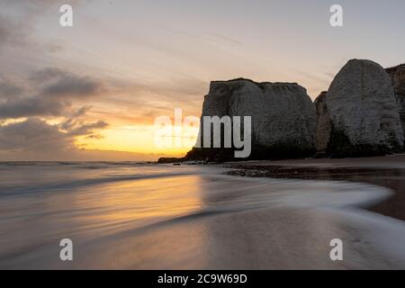 Onde che si infrangono all'alba a Botany Bay, Regno Unito. Foto Stock