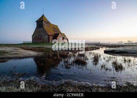 Chiesa di San Tommaso à Becket a Fairfield all'alba prima della nebbia. Foto Stock