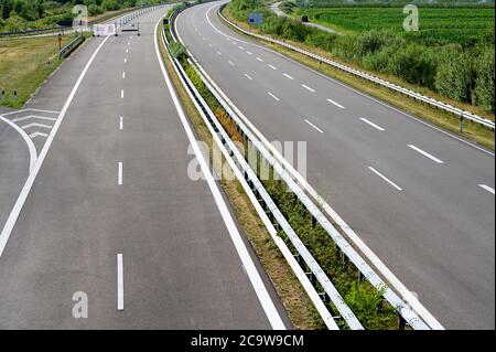 Sezione di nuova costruzione dell'autostrada A26 (Autobahn 26) tra Stade e Amburgo, Germania. Foto Stock