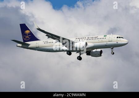 Istanbul / Turchia - 30 marzo 2019: Saudia Airbus A320 HZ-AS56 atterraggio aereo passeggeri all'aeroporto Ataturk di Istanbul Foto Stock