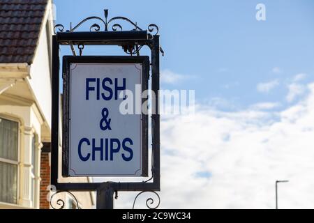 Un cartello all'esterno di un negozio di fish and chips o un chippy Reading Fish and Chips Foto Stock