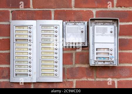 Appartamento rotto cicalino porta, il campanello sulla porta d ingresso  Foto stock - Alamy