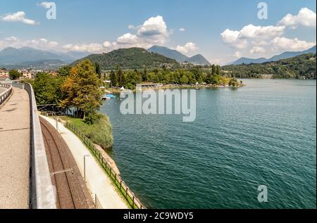 Vista del Lido di Agno situato sulla riva del Lago di Lugano in Ticino, Svizzera Foto Stock