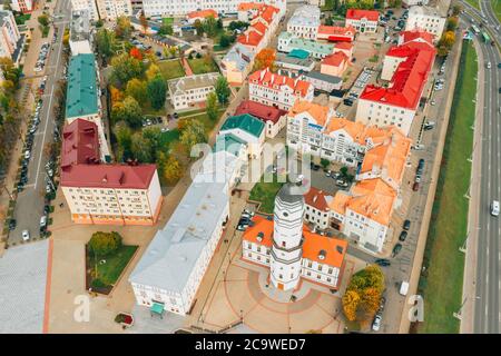 Mahiliou, Bielorussia. Il paesaggio urbano di Mogilev con il famoso punto di riferimento - il Municipio del XVII secolo. Vista aerea dello skyline in autunno. Vista dall'alto Foto Stock