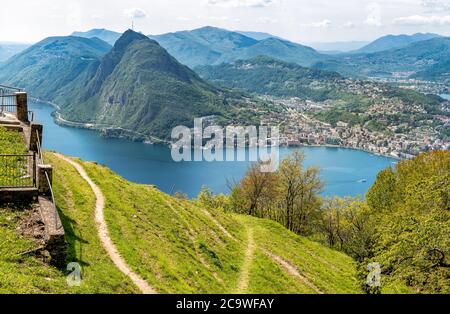 Vista panoramica del lago di Lugano con Monte San Salvatore e Lugano da Monte Bre, Ticino, Svizzera Foto Stock