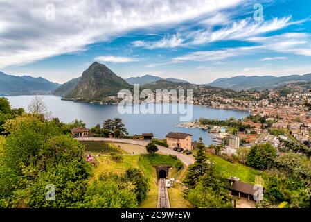 Vista panoramica sul lago di Lugano con Monte San Salvatore e Lugano, Ticino, Svizzera Foto Stock