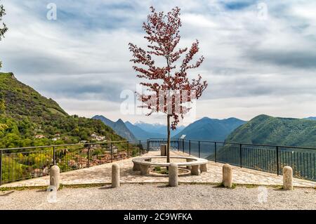 Vista panoramica dalla terrazza del Monte Bre sul lago di Lugano, Ticino, Svizzera Foto Stock