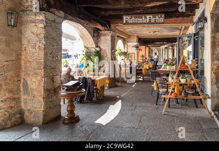 Morcote, Ticino, Svizzera - 26 settembre 2019: I turisti godendo di bar all'aperto nel pittoresco villaggio di Morcote sulla riva del lago di Lugano in ti Foto Stock