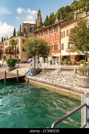 Morcote, Ticino, Svizzera - 26 settembre 2019: Veduta del pittoresco villaggio Morcote con bar all'aperto e negozi di articoli da regalo sulla riva del lago di Lugano i. Foto Stock