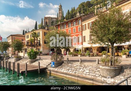 Morcote, Ticino, Svizzera - 26 settembre 2019: Veduta del pittoresco villaggio Morcote con bar all'aperto e negozi di articoli da regalo sulla riva del lago di Lugano i. Foto Stock