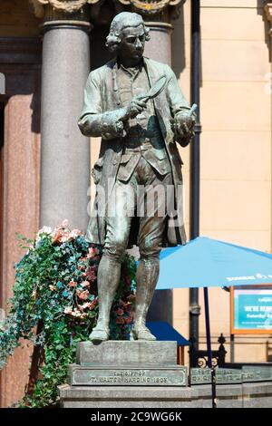 Una statua di Joseph Priestley sulla piazza della città di Leeds di Alfred drury Foto Stock