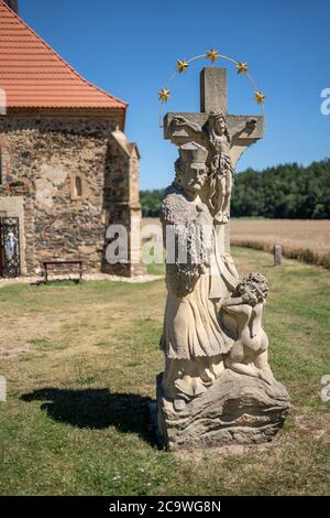 Statua moderna di San Giovanni di Nepomuk di fronte alla chiesa storica di San Pietro e San Paolo a Dolany (comune di Hlince), repubblica Ceca. Foto Stock