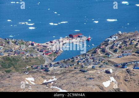 Tasiilaq, precedentemente Ammassalik e Angmagssalik, è una città della Groenlandia sudorientale, situata nel comune di Sermersooq Foto Stock