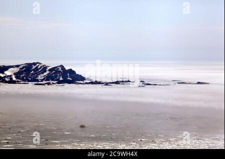 Tasiilaq, precedentemente Ammassalik e Angmagssalik, è una città della Groenlandia sudorientale, situata nel comune di Sermersooq Foto Stock