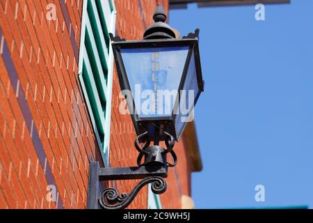 Una lampada/lanterna di polizia fuori dalla stazione centrale di polizia di Leeds, West Yorkshire, Regno Unito Foto Stock