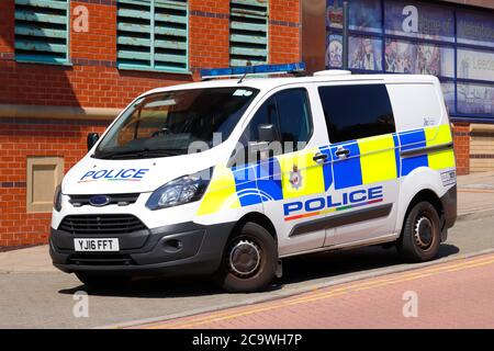 Un furgone di polizia parcheggiato fuori dalla Leeds Magistrates Court, West Yorkshire, Regno Unito Foto Stock