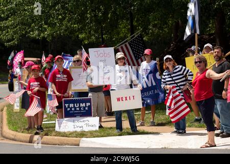 Sterling, Virginia, Stati Uniti. 02 agosto 2020. Sostenitori e dimostranti contro il presidente degli Stati Uniti Donald J. Trump si riuniscono di fronte al Trump National Golf Club di Sterling, Virginia, domenica 2 agosto 2020, mentre si prepara a tornare alla Casa Bianca di Washington, DC, USA Credit: Stefani Reynolds/CNP/MediaPunch Credit: MediaPunch Inc/Alamy Live News Foto Stock