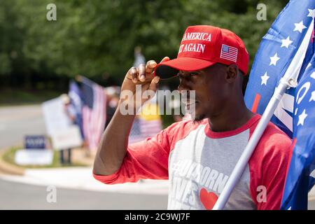 Sterling, Virginia, Stati Uniti. 02 agosto 2020. Sostenitori e dimostranti contro il presidente degli Stati Uniti Donald J. Trump si riuniscono di fronte al Trump National Golf Club di Sterling, Virginia, domenica 2 agosto 2020, mentre si prepara a tornare alla Casa Bianca di Washington, DC, USA Credit: Stefani Reynolds/CNP/MediaPunch Credit: MediaPunch Inc/Alamy Live News Foto Stock