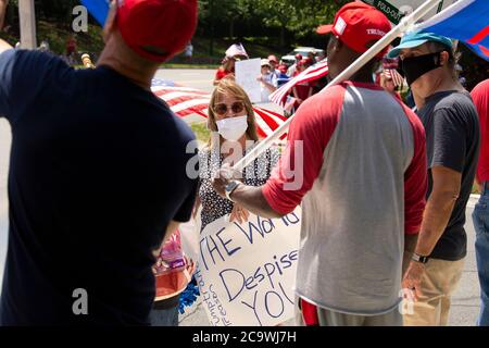 Sterling, Virginia, Stati Uniti. 02 agosto 2020. Sostenitori e dimostranti contro il presidente degli Stati Uniti Donald J. Trump si riuniscono di fronte al Trump National Golf Club di Sterling, Virginia, domenica 2 agosto 2020, mentre si prepara a tornare alla Casa Bianca di Washington, DC, USA Credit: Stefani Reynolds/CNP/MediaPunch Credit: MediaPunch Inc/Alamy Live News Foto Stock