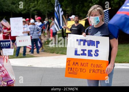 Sterling, Virginia, Stati Uniti. 02 agosto 2020. Sostenitori e dimostranti contro il presidente degli Stati Uniti Donald J. Trump si riuniscono di fronte al Trump National Golf Club di Sterling, Virginia, domenica 2 agosto 2020, mentre si prepara a tornare alla Casa Bianca di Washington, DC, USA Credit: Stefani Reynolds/CNP/MediaPunch Credit: MediaPunch Inc/Alamy Live News Foto Stock