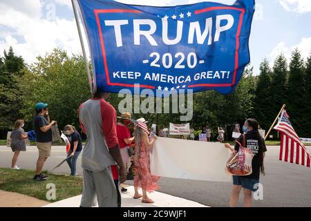 Sterling, Virginia, Stati Uniti. 02 agosto 2020. Sostenitori e dimostranti contro il presidente degli Stati Uniti Donald J. Trump si riuniscono di fronte al Trump National Golf Club di Sterling, Virginia, domenica 2 agosto 2020, mentre si prepara a tornare alla Casa Bianca di Washington, DC, USA Credit: Stefani Reynolds/CNP/MediaPunch Credit: MediaPunch Inc/Alamy Live News Foto Stock