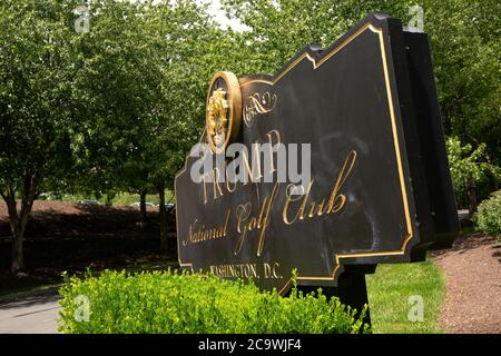 Sterling, Virginia, Stati Uniti. 02 agosto 2020. Il cartello del Trump National Golf Club si trova a Sterling, Virginia, domenica 2 agosto 2020. Credit: Stefani Reynolds/CNP/MediaPunch Credit: MediaPunch Inc/Alamy Live News Foto Stock