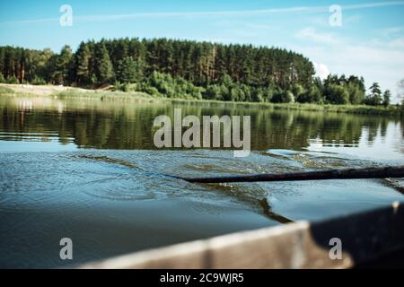 gli atleti in vacanza sono impegnati nel canottaggio, nuotatori su remi di legno colpire l'acqua, spruzzando un sacco di gocce intorno Foto Stock