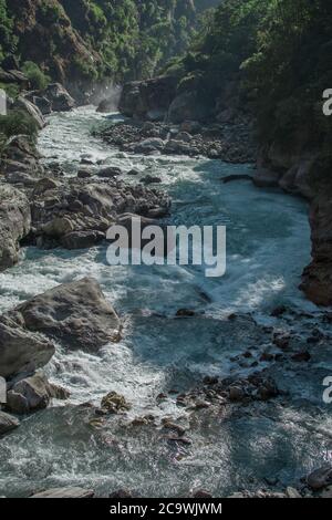 Bel fiume marshyangdi che scorre tranquillamente attraverso una valle, circuito Annapurna, Nepal Foto Stock