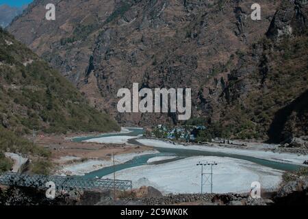 Villaggio di montagna tal dal fiume Marshyangdi lungo il circuito di Annapurna, Nepal Foto Stock