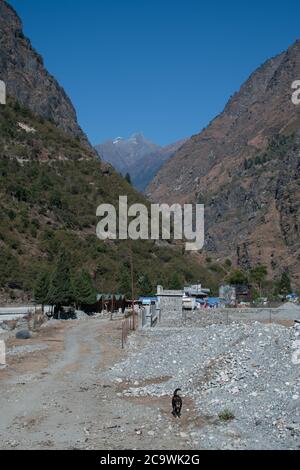 Villaggio di montagna tal dal fiume Marshyangdi lungo il circuito di Annapurna, Nepal Foto Stock