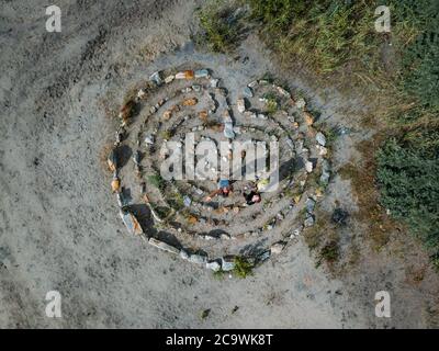 Labirinto a spirale fatta di pietre, vista dall'alto da fuco. Foto Stock