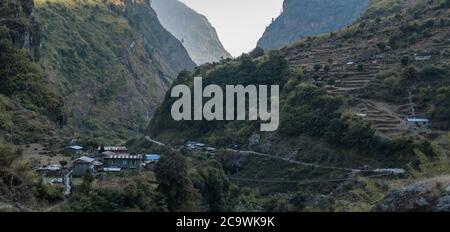 Panorama del villaggio di montagna nepalese con terrazze di piantagione di riso sul fiume Marshyangdi, circuito di Annapurna, Himalaya, Nepal, Asia Foto Stock