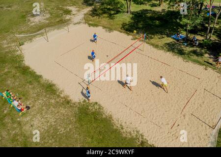 Shatsk- Ucraino 25 luglio 2020: Giocatori indefiniti in azione durante il campionato ellenico Beach Volley Masters 2020. Scatto aereo Foto Stock