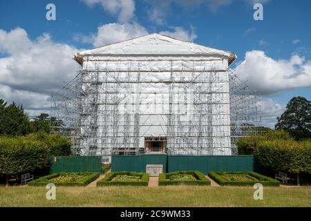 Clandon Park House, che ha avuto un grande incendio nel 2015, coperto di plastica e ponteggi, Surrey, Regno Unito Foto Stock