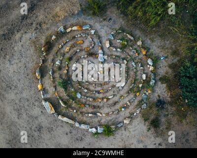 Labirinto a spirale fatta di pietre, vista dall'alto da fuco. Foto Stock