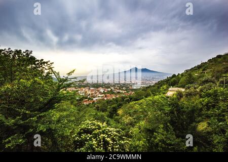 Una vista su Napoli che guarda verso il Vesuvio Foto Stock