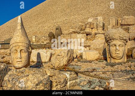 Statue antiche sul monte Nemrut, Turchia. Il sito patrimonio dell'umanità dell'UNESCO sul monte Nemrut, dove si ritiene che il re Antioco di Commagene sia impadito. Foto Stock