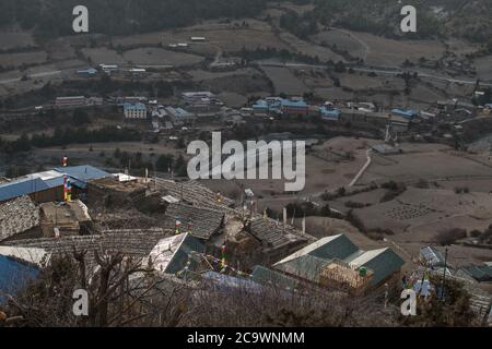 Vista su Pisang inferiore e superiore dal fiume Marshyangdi, trekking circuito Annapurna, Nepal Foto Stock