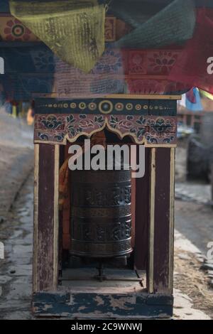 Ruote buddiste di preghiera e bandiere, Pisang superiore, trekking circuito Annapurna, Himalaya, Nepal Foto Stock