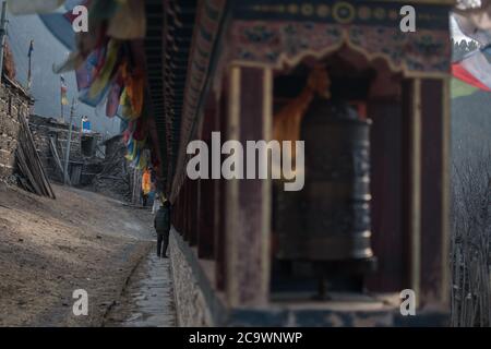 Ruote buddiste di preghiera e bandiere, Pisang superiore, trekking circuito Annapurna, Himalaya, Nepal Foto Stock