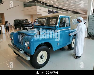 Il modello Land Rover Defender precedente è stato presentato in uno showroom Land Rover. Foto Stock