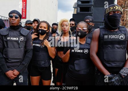 Londra (UK), 1 agosto 2020: Membri della FF Force AKA Forever Famiglia canto slogan fuori del municipio di Brixton durante l'annuale giorno di emancipazione. Foto Stock