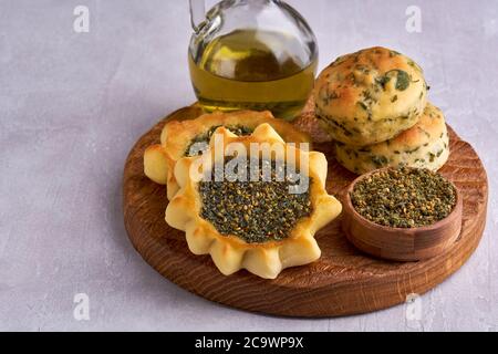 Pasticceria manaqeesh con zaatar su tavola di legno. Primo piano Foto Stock