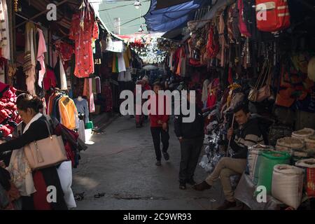 negozi del mercato di strada nepalese a Pokhara, dicembre 2019, Nepal, Asia Foto Stock