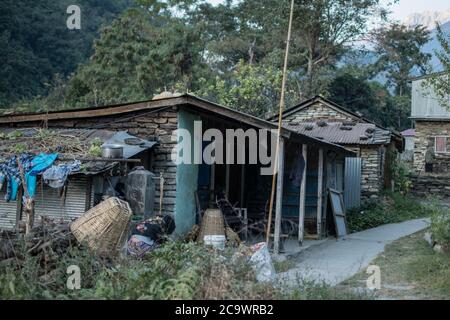 Una donna che lavora fuori della sua casa da tè a Ngadi, Nepal Foto Stock